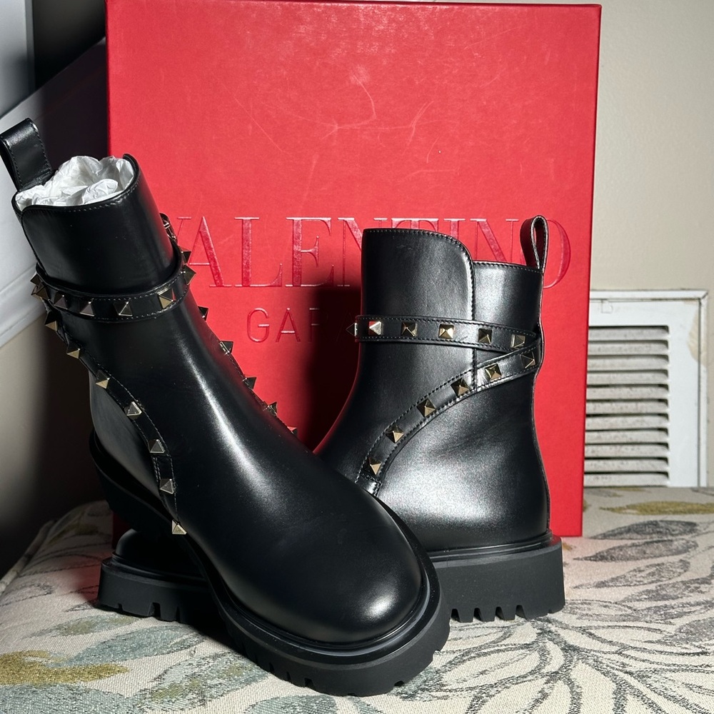 Valentino Garavani Authentic Rockstud Chelsea leather Bootie
Size 36